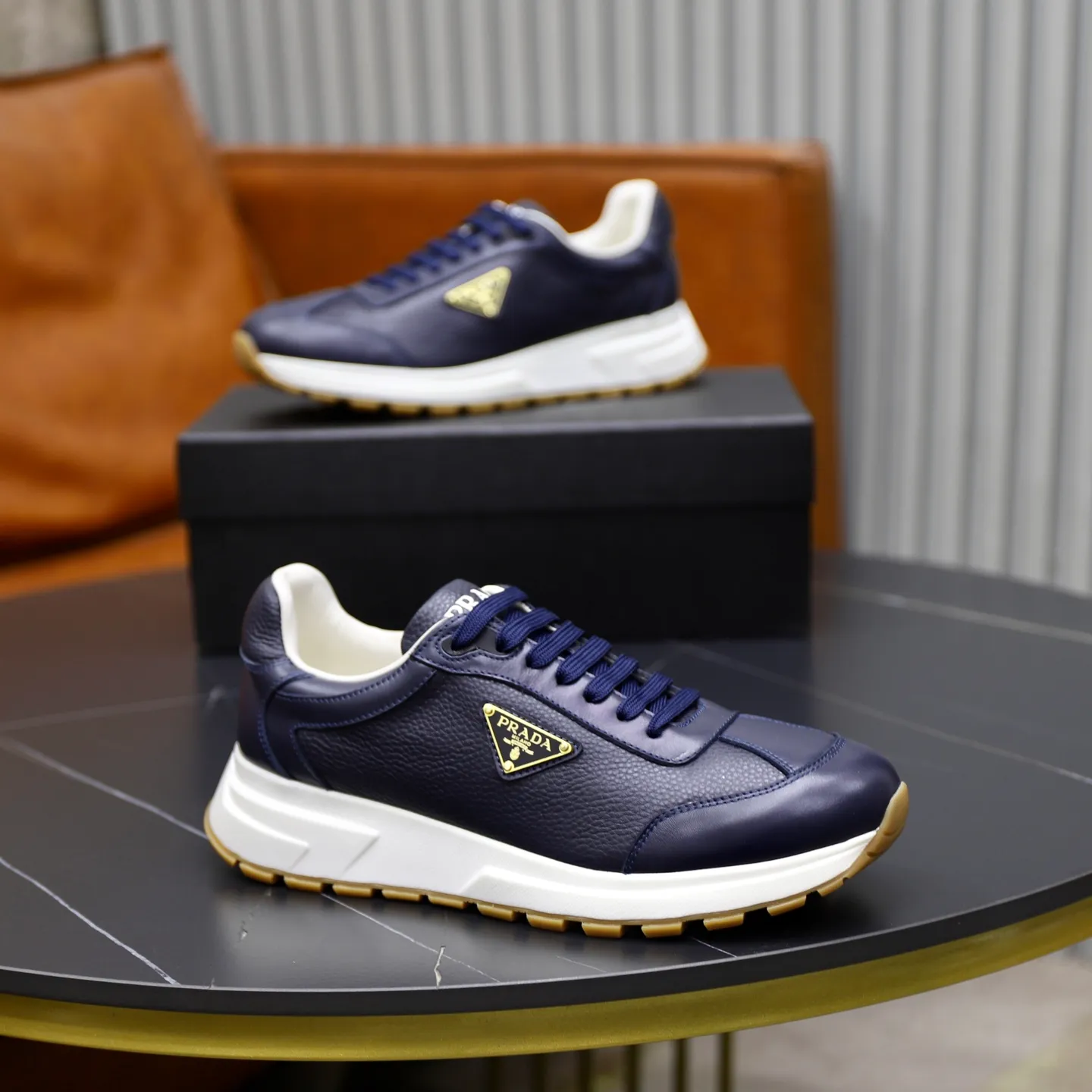 Factory price: 740💰Top original order Brand: PRADA (Prada) Standard code: Men's size 38/44 (45 can be customized) Grade: Same as the official website Material: Original cowhide stitching imported cowhide lining Original combination two-color wear-resistant soft outsole Style category: Leisure and sports version Young fashion European and American trend British style Color: Real picture color